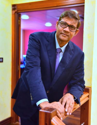 Jacques Gaddarkhan dans les bureaux de GJG - face